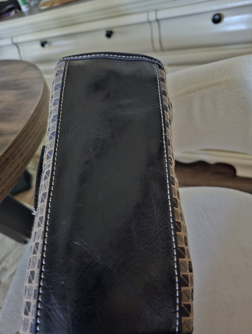 Liz Claiborne Structured Beige and Black Small Bag - Picture 3 of 8